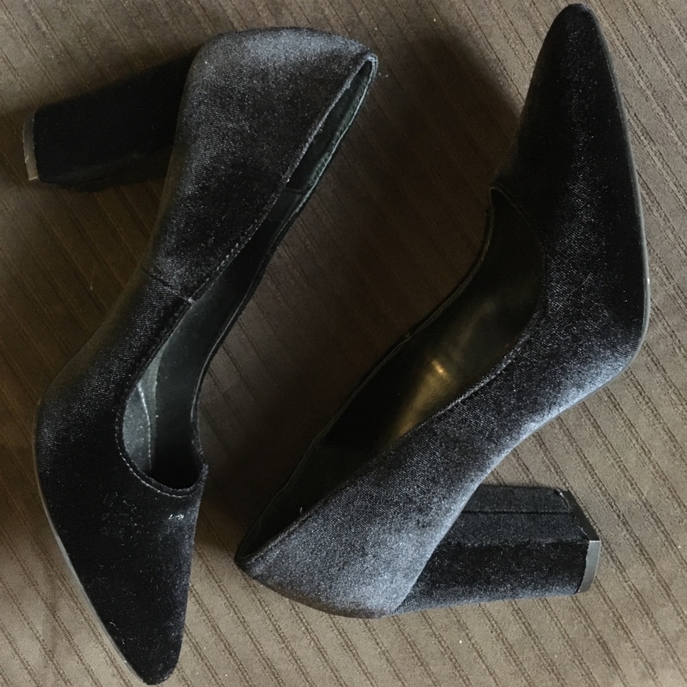Simply Vera Vera Wang black felt heels.